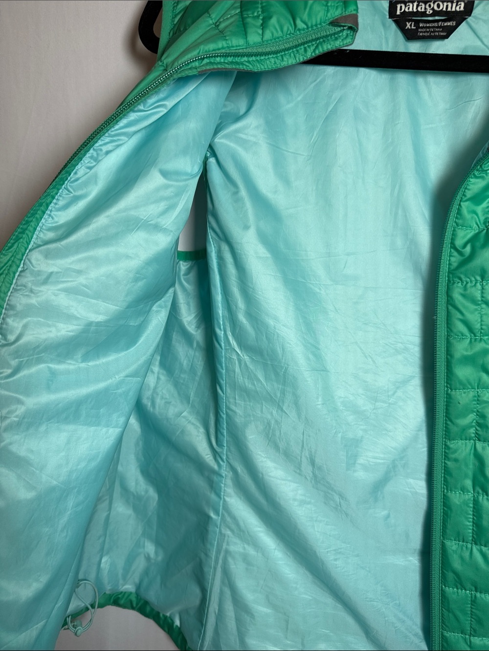 Patagonia Women's Bright Spring Green Quilted Vest; Baby Blue Lining - Picture 6 of 9